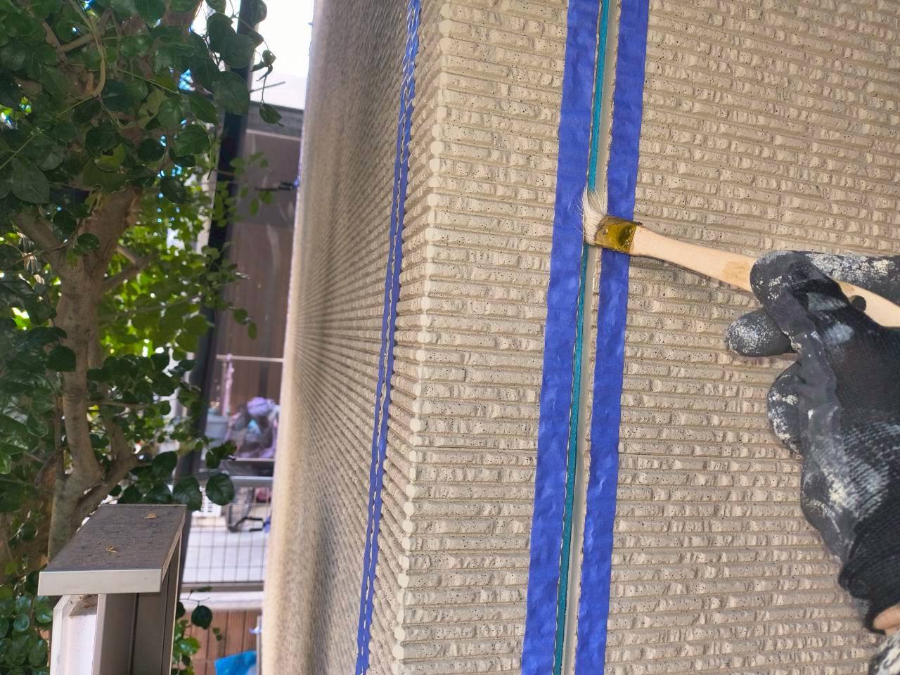 外壁の継ぎ目にプライマーを塗布